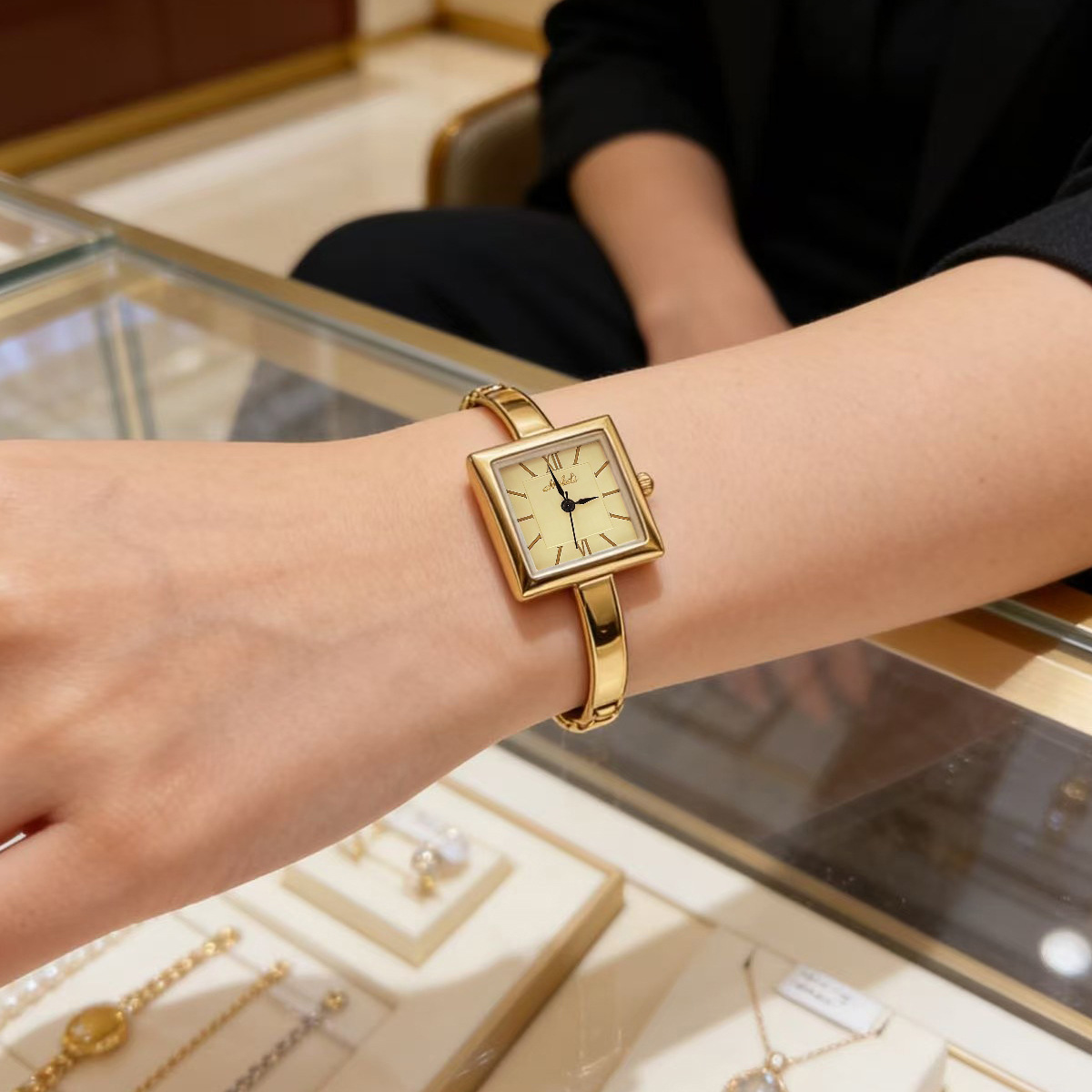 ساعة يد نسائية فاخرة لعام 2026 - مراجعة Jewelry And Watches Luxury Brand وسعره